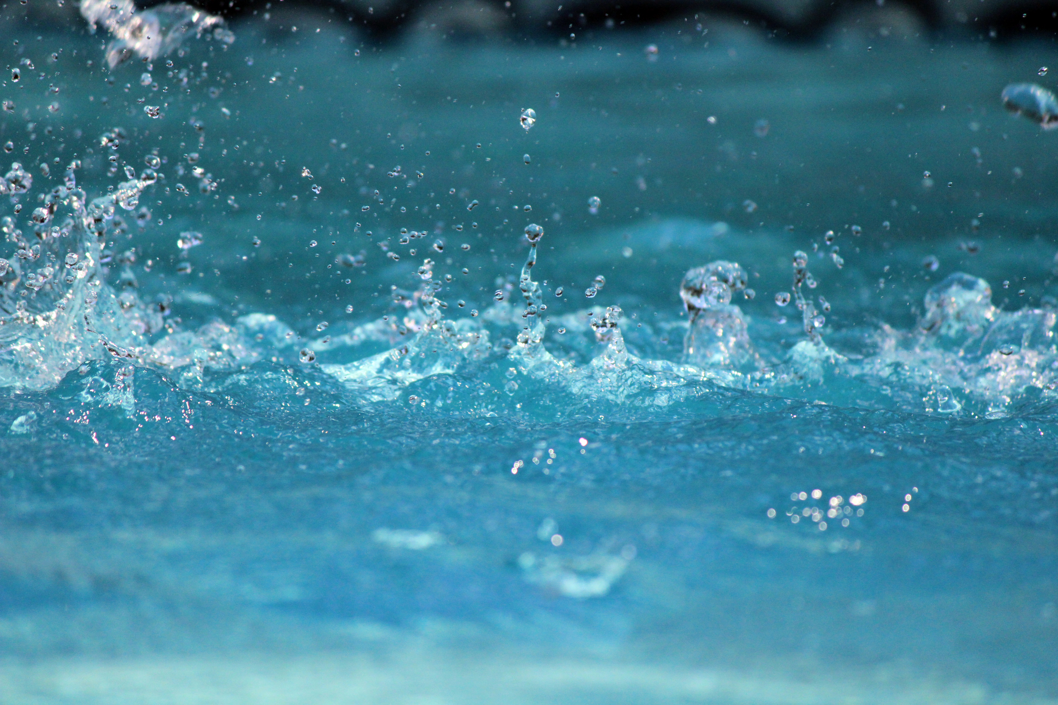 Rain pool. В бассейне под дождем. Pool in Rain.