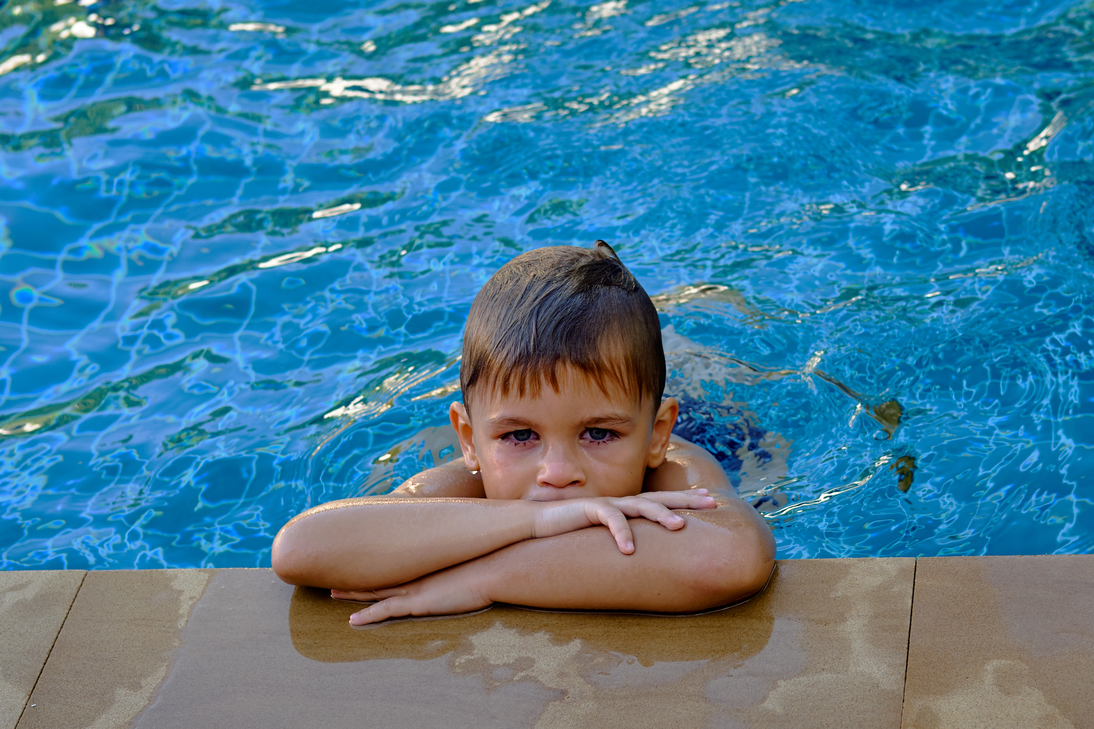 why you get red eyes after swimming in pools